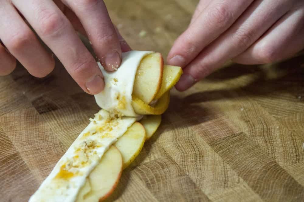 Blätterteig mit Apfelscheiben aufrollen - Entdeckermagazin - Miomente