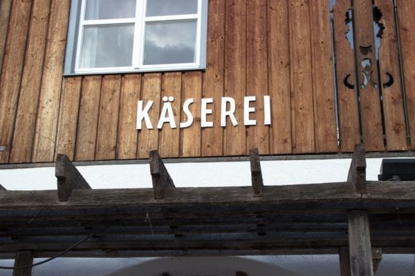 Die hauseigene Rohmilch-Käserei der Herrmannsdorfer Landwerkstätten