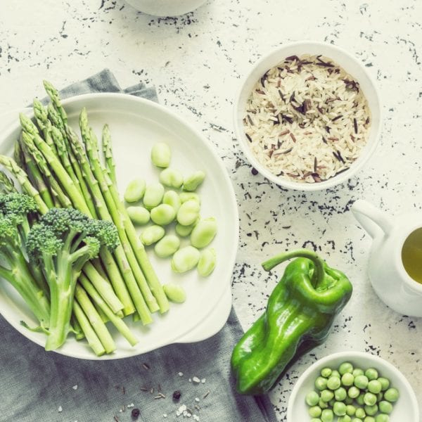 Spargel kochen: One-Pot-Pasta mit grünem Spargel und Orzo - Entdeckermagazin - Miomente