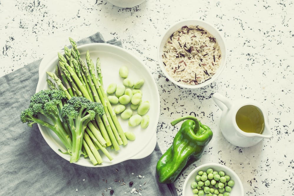 Spargel kochen: One-Pot-Pasta mit grünem Spargel und Orzo - Entdeckermagazin - Miomente