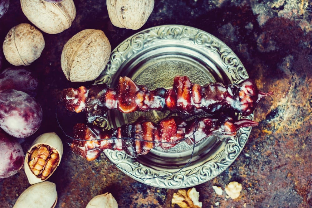 Wie isst Georgien? Georgische Walnusswurst. Entdeckt die neue Trendküche aus Georgien. Entdeckermagazin - Miomente
