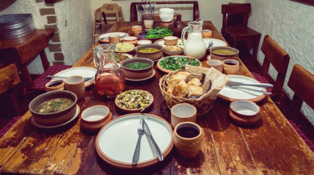 Fragst du dich, wie man Georgien isst? An einer reich gedeckten Tafel mit vielen frischen Speisen! - Entdeckermagazin - Miomente