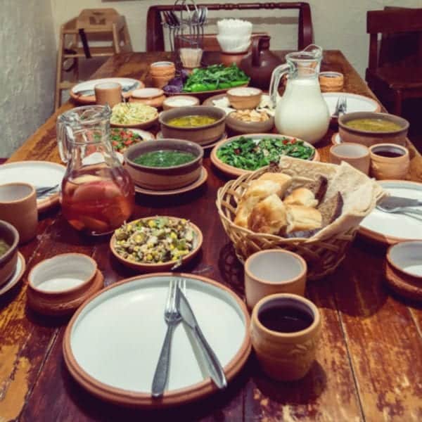 Fragst du dich, wie man Georgien isst? An einer reich gedeckten Tafel mit vielen frischen Speisen! - Entdeckermagazin - Miomente