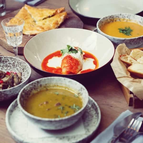 Wie isst Georgien? Frische Kräuter, nussige Saucen, knuspriges Brot! Die neue Trendküche ist aus Georgien. Entdeckermagazin - Miomente