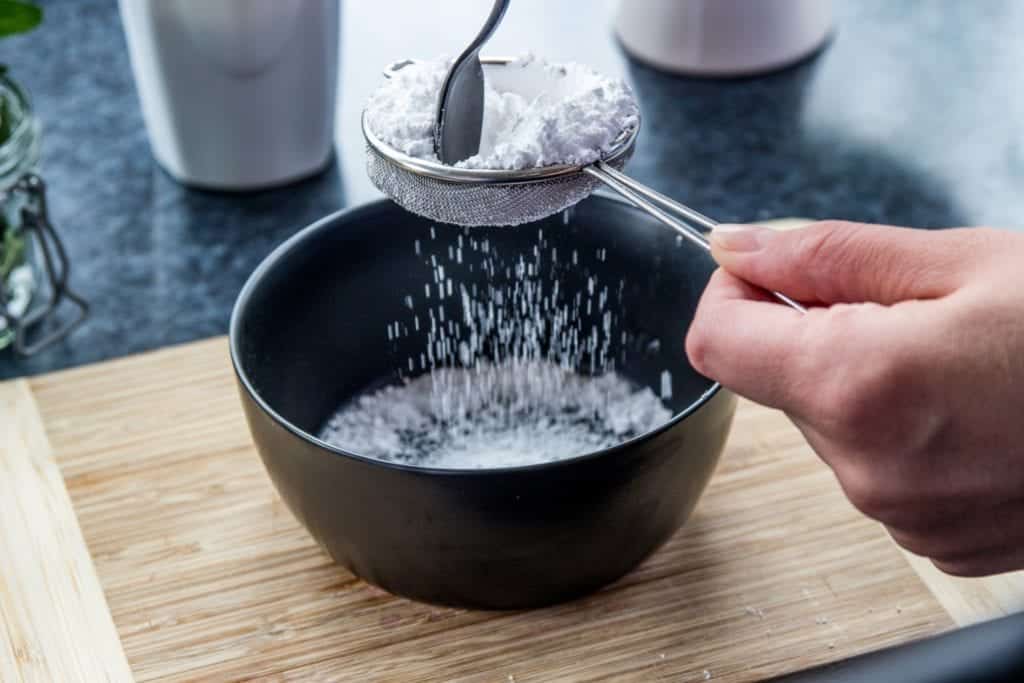 Eis selber machen: Puderzucker sieben - Entdeckermagazin Miomente