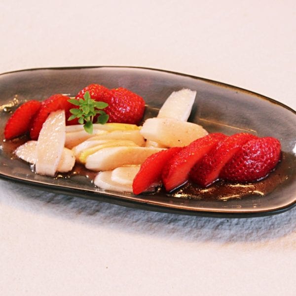 Rezept für Erdbeer-Spargel-Salat mit Vanille-Vinaigrette von Koch Markus Kieslich - Kochkurse in Wolfratshausen, München | Miomente Entdeckermagazin