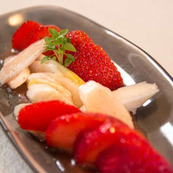 Rezept für Erdbeer-Spargel-Salat mit Vanille-Vinaigrette von Koch Markus Kieslich - Kochkurse in Wolfratshausen, München | Miomente Entdeckermagazin