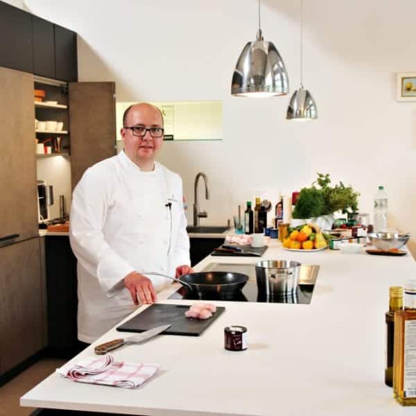 Koch Markus Kieslich bereitet Lachs fürs Entdeckermagazin zu - Miomente