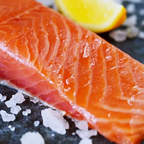 Fisch-Experte Markus Kieslich über die perfekte Fischauswahl - frisches Lachsfilet niedrig gegart -Entdeckermagazin - Miomente