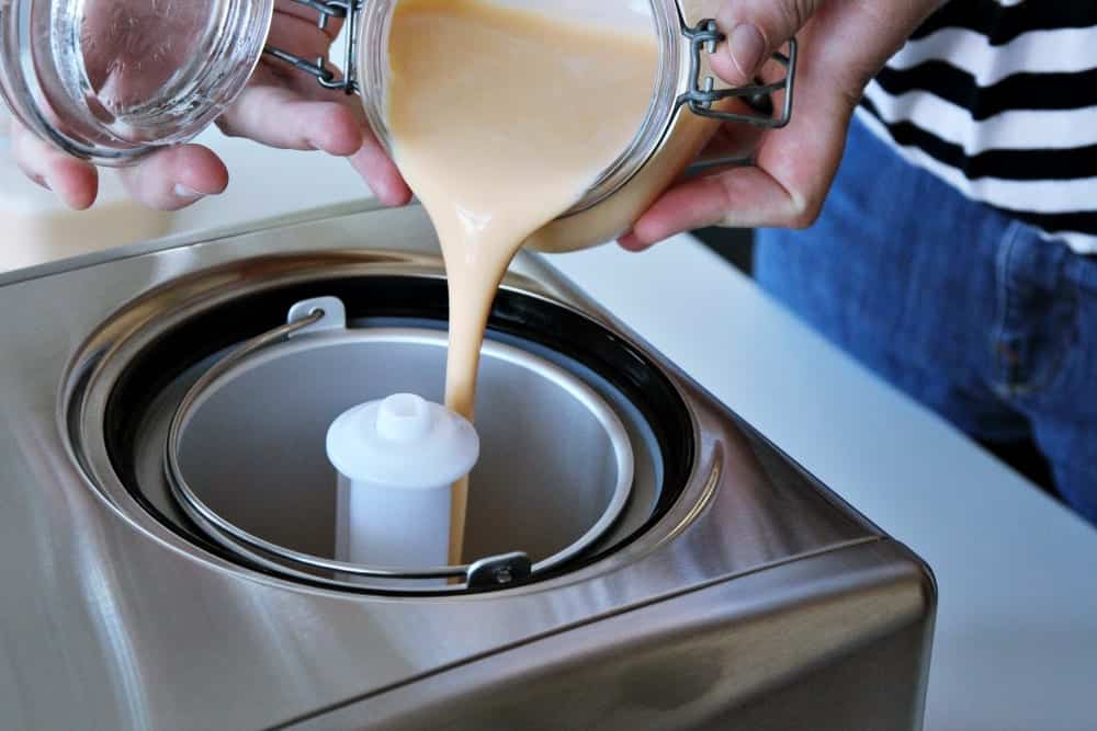 Eis selber machen: Eisbasis in die Eismaschine geben - Entdeckermagazin Miomente