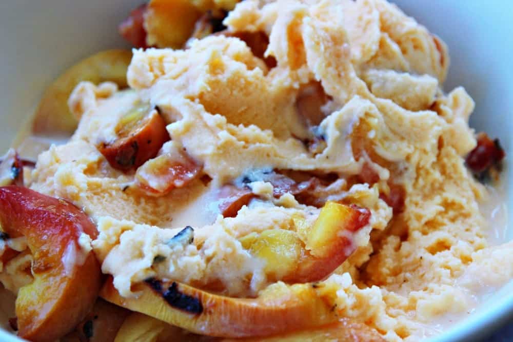 Eis selber machen: Mandeleis mit Karamell-Fudge - Entdeckermagazin Miomente