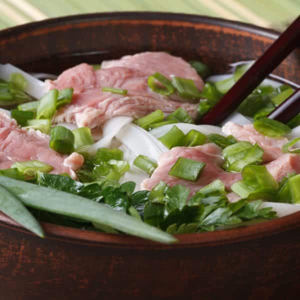 Pho Bo - rohes Rinderfilet und Brühe aus Markknochen