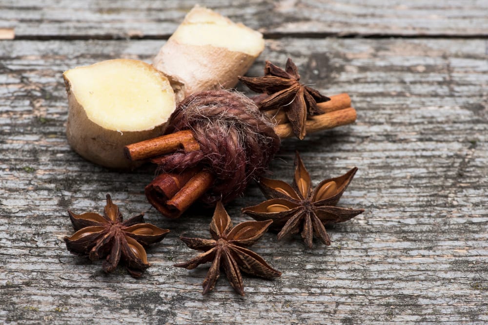 Gewürze wie Sternanis, Ingwer und Zimt für die echte Pho Bo