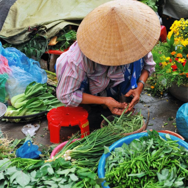 Straßenmarkt in Hanoi mit frischen Kräutern