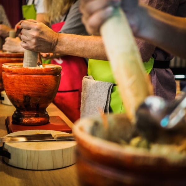 Traditionell wird der Original-Papayasalat in einem großen Tonmörser gestampft