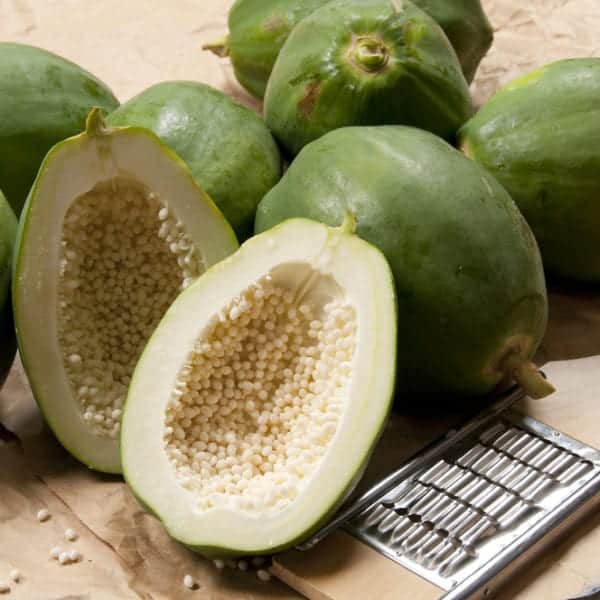 Für Papayasalat verwendet man nur unreife, grüne Papaya