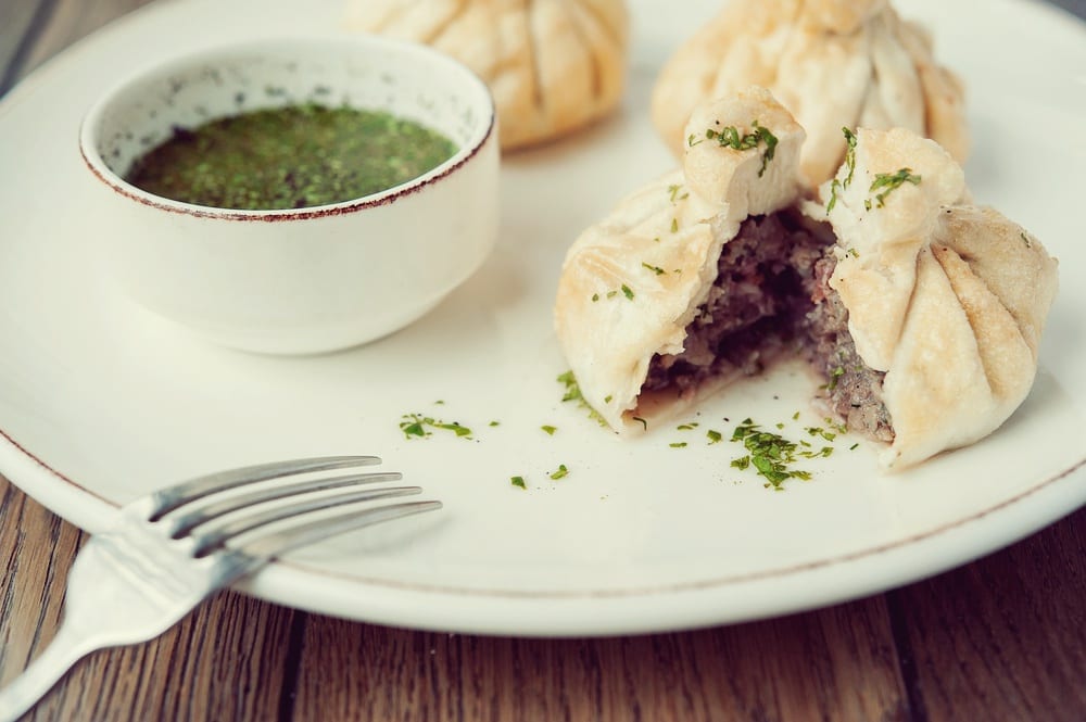 So isst Georgien - Khinkali mit Kräutersauce - Entdeckermagazin - Miomente