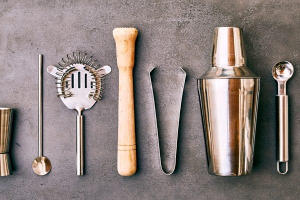 Bar-Equipment-Quiz: Was brauche ich für meine Hausbar – Zange, Shaker | Entdeckermagazin Miomente