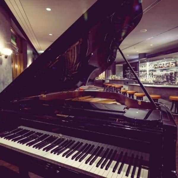 Bar-Manager Roman Kern aus Sophia's Bar im The Charles Hotel München – der Flügel in der Bar – Entdeckermagazin Miomente