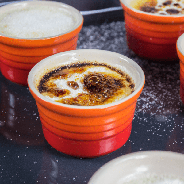 Rezept-Video: Crème brûlée selber machen – mit Bunsenbrenner karamellisieren | Entdeckermagazin Miomente