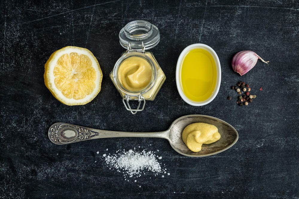 Grjndzutaten für Vinaigrette: Senf, Salz, Pfeffer, Öl und Essig