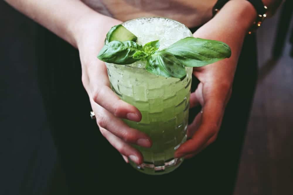 Cocktail-Rezept für alkoholfreie Gurken-Limonade von Bar-Manager Roman Kern in Sophia's Bar im The Charles Hotel München | Entdeckermagazin Miomente