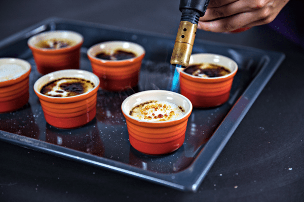 Rezept-Video: Crème brûlée selber machen! Zuckerschicht mit Bunsenbrenner karamellisieren | Entdeckermagazin Miomente