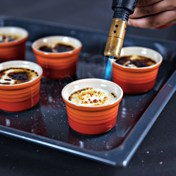 Rezept-Video: Crème brûlée selber machen! Zuckerschicht mit Bunsenbrenner karamellisieren | Entdeckermagazin Miomente
