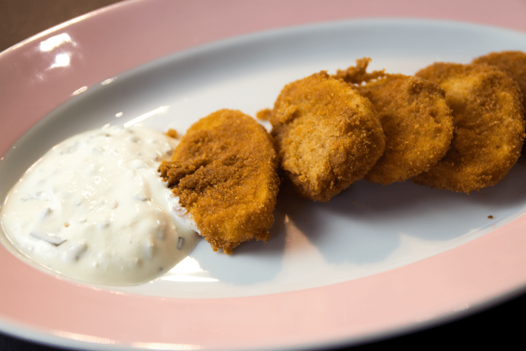 Rezept-Video für Kartoffelschnitzel von Julian Kutos mit Kräuter-Sauerrahm-Dipp | Entdeckermagazin Miomente