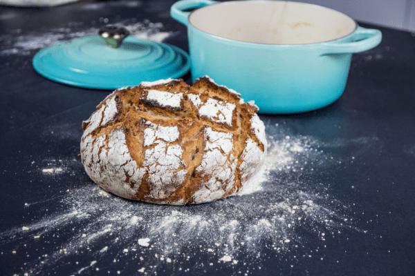 Gusseiserner Topf und frisch gebackenes Bauernbrot von Koch Julian Kutos aus Wien | Entdeckermagazin Miomente