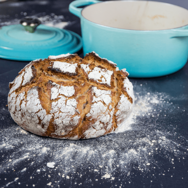 Gusseiserner Topf und frisch gebackenes Bauernbrot von Koch Julian Kutos aus Wien | Entdeckermagazin Miomente