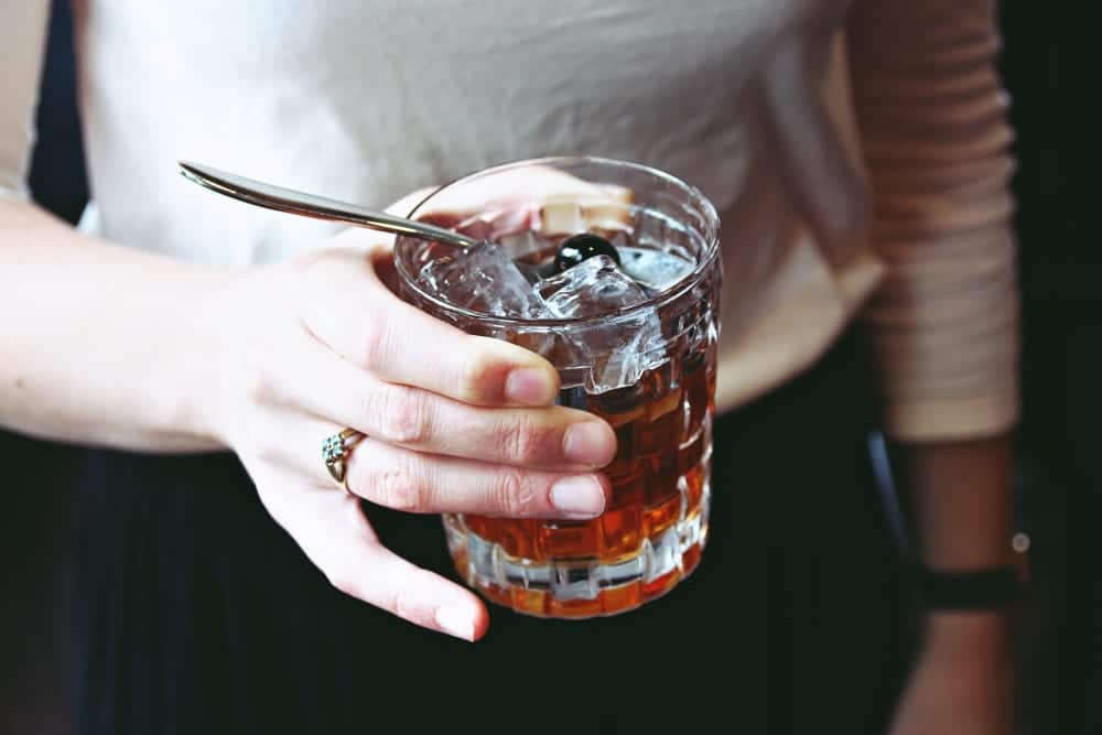 Rezept für den Cocktail-Klassiker Manhatten von Bar-Manager Roman Kern fürs Entdeckermagazin Miomente