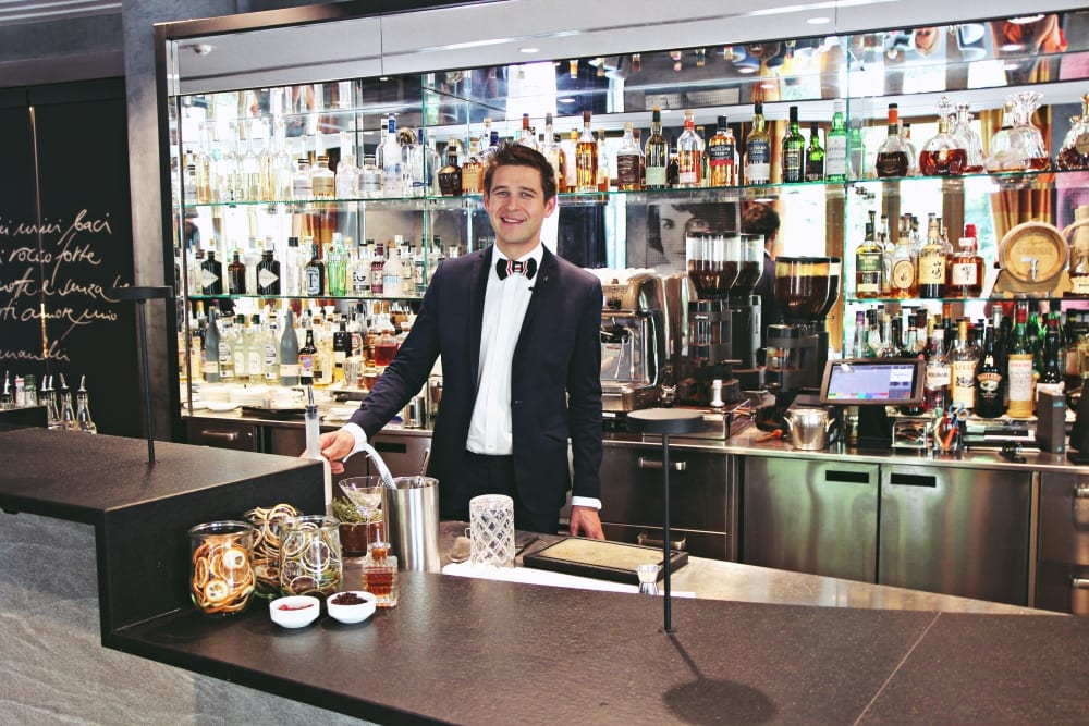Bar-Manager Roman Kern bei der Arbeit in Sophia's Bar im The Charles Hotel München | Entdeckermagazin Miomente