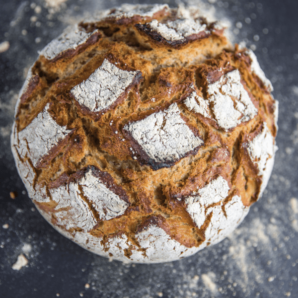 Julian Kutos backt Bauernbrot fürs Entdeckermagazin von Miomente