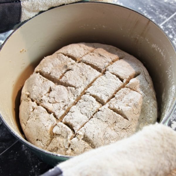 Teig einritzen fürs Muster – Wie backe ich ein Bauernbrot? –Entdeckermagazin Miomente