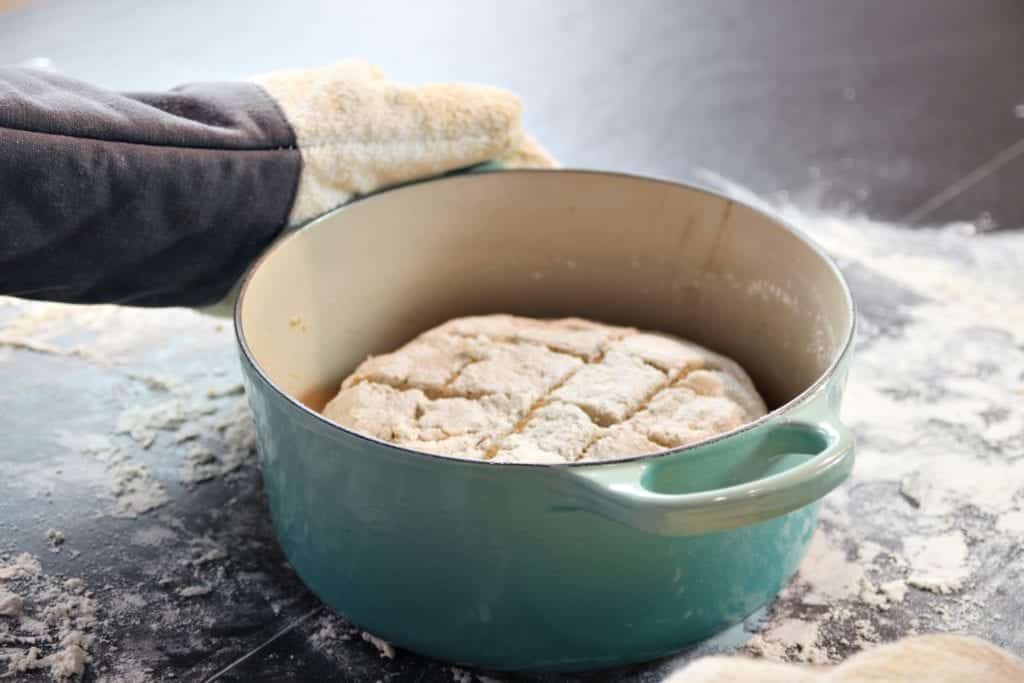 österreichisches Bauernbrot im Topf – Wie backe ich ein Bauernbrot? –Entdeckermagazin Miomente