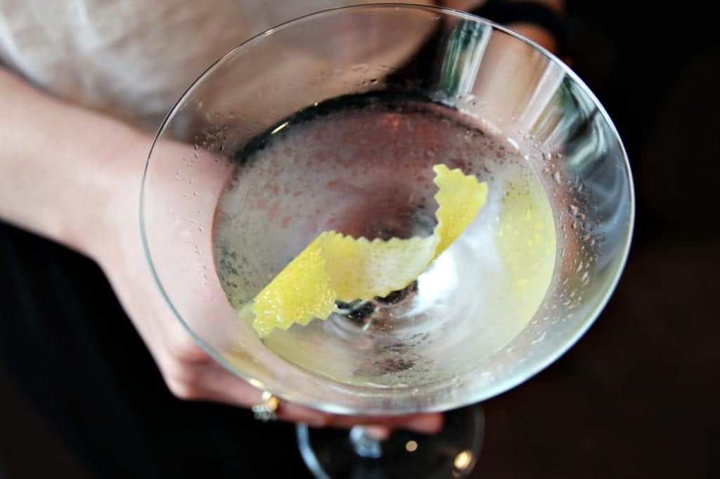 Cocktail-Rezept für einen Wodka Martini von Bar-Manager Roman Kern aus Sophia's Bar im "The Charles Hotel" exklusiv fürs Entdeckermagazin von Miomente