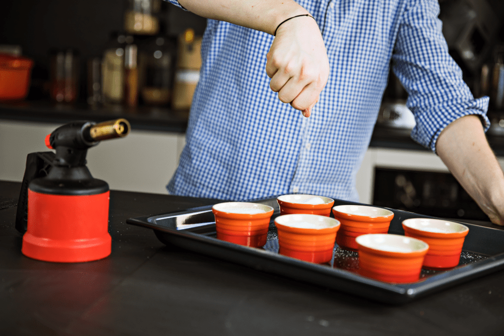 Rezept-Video: Crème brûlée selber machen – heiß mit Zucker bestereuen und karamellisieren | Entdeckermagazin Miomente