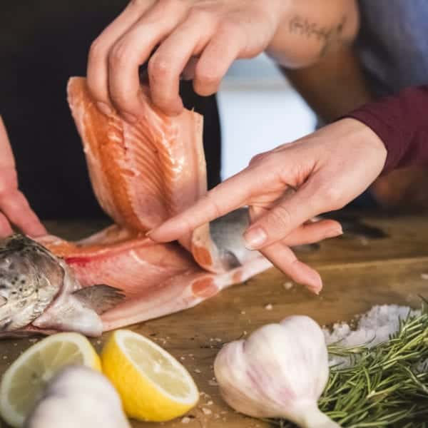 Fisch filetieren mit Valentin Vögele und Markus Kieslich | Entdeckermagazin Miomente