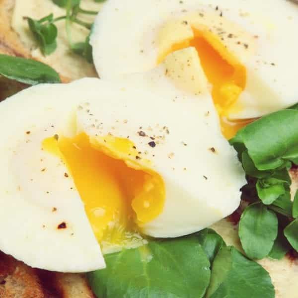 Wie pochiere ich ein Ei? Eine Schritt für Schritt-Anleitung - pochiertes Ei auf Brot | Entdeckermagazin Miomente