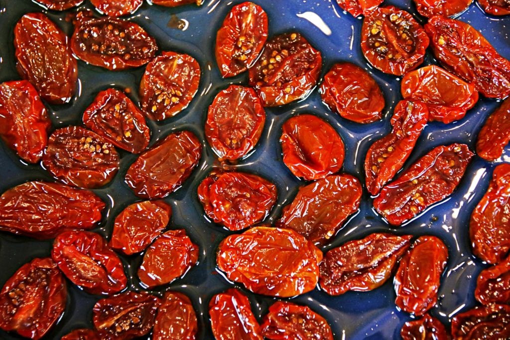 Was ist confieren? Alexander Gode verwendet Datteltomaten, Rosmarin, viel Olivenöl und Knoblauch | Entdeckermagazin Miomente