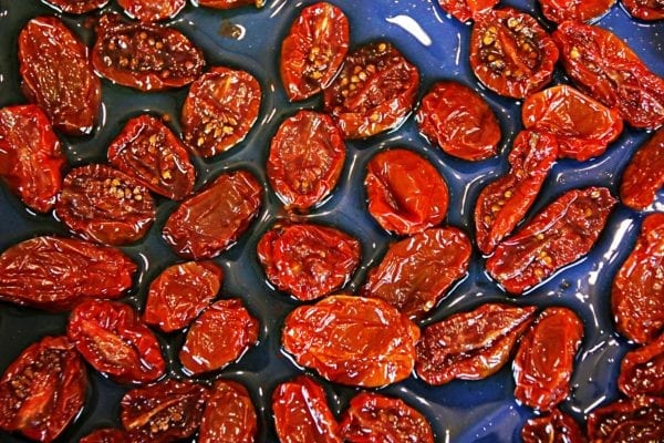 Was ist confieren? Alexander Gode verwendet Datteltomaten, Rosmarin, viel Olivenöl und Knoblauch | Entdeckermagazin Miomente