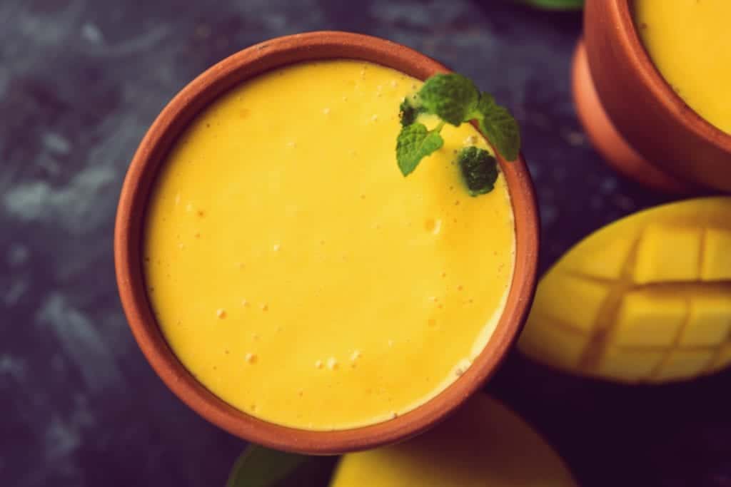 Rezept für einen Mango-Lassi | Mango im Tonbecher | Entdeckermagazin Miomente