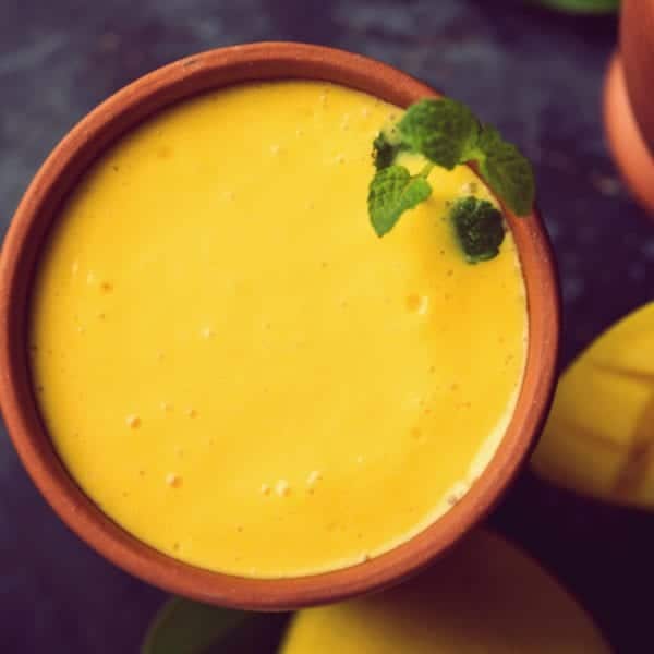 Rezept für einen Mango-Lassi | Mango im Tonbecher | Entdeckermagazin Miomente