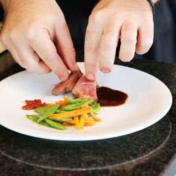 Rezept Rotwein-Sauce zu Fleisch | Fleisch, Gemüse und Sauce anrichten | Entdeckermagazin Miomente