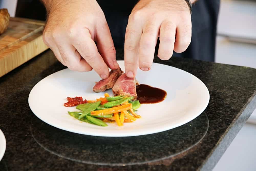 Rezept Rotwein-Sauce zu Fleisch | Fleisch, Gemüse und Sauce anrichten | Entdeckermagazin Miomente