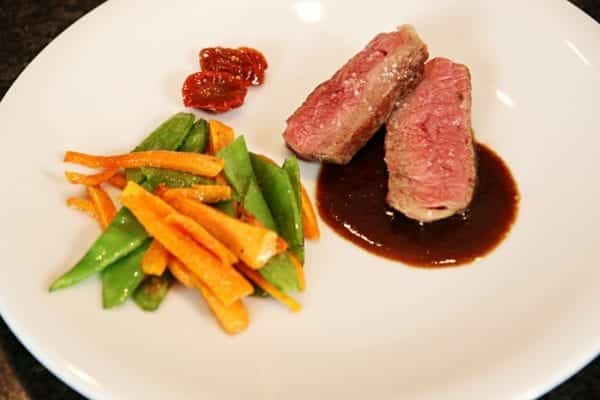 Rezept-Video: Dry Aged Roastbeef mit Gemüse und Rotwein-Jus | Rezept-Video Alexander Gode fürs Entdeckermagazin von Miomente