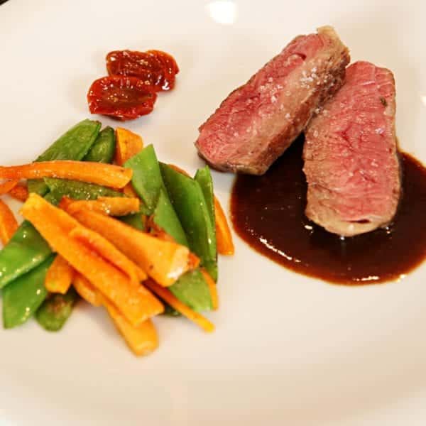 Rezept-Video: Dry Aged Roastbeef mit Gemüse und Rotwein-Jus | Rezept-Video Alexander Gode fürs Entdeckermagazin von Miomente