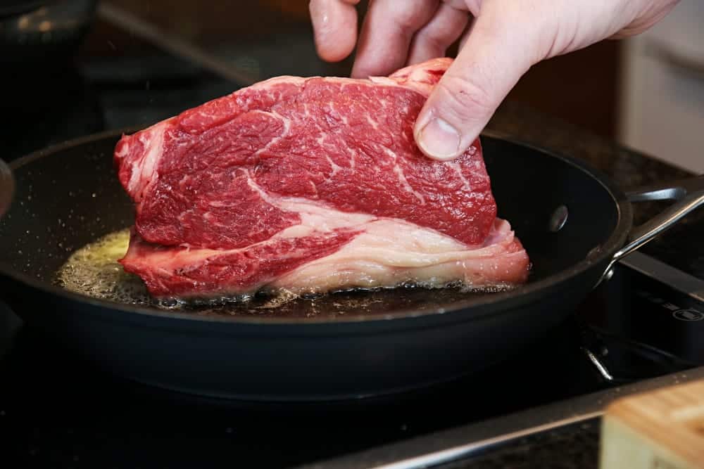 Dry Aged Roastbeef von beiden Seiten scharf anbraten | Rezept-Video Alexander Gode fürs Entdeckermagazin von Miomente