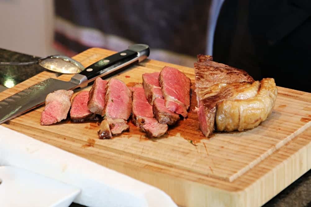 Rezept-Video: Dry Aged Roastbeef mit Gemüse und Rotwein-Jus | Fleisch aufschneiden | Alexander Gode fürs Entdeckermagazin von Miomente